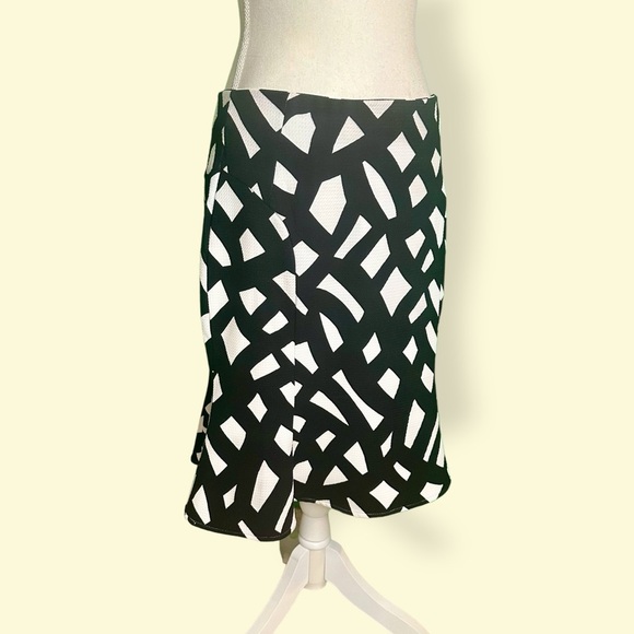Calvin Klein Black & White Abstract Print Textured Crepe Tulip Hem Skirt Size 4 - Picture 8 of 9